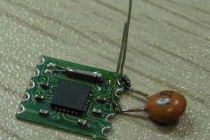 首先，我們給模塊焊上電源的濾波電容，瓷片104
