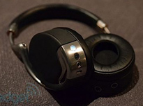 CES2012:Parrot發(fā)布斯塔克設(shè)計(jì)的藍(lán)牙觸摸耳機(jī)