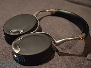 CES2012:Parrot發(fā)布斯塔克設(shè)計(jì)的藍(lán)牙觸摸耳機(jī)