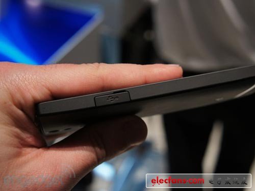 索尼Xperia S機身側(cè)面展示（二）