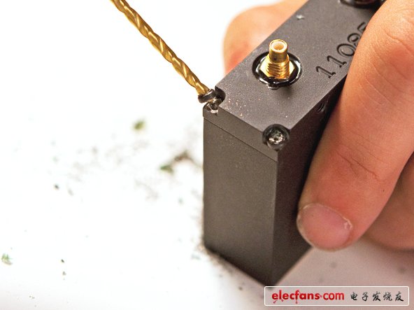 FBI確實(shí)不想別人隨意擺弄他們追蹤設(shè)備的內(nèi)部設(shè)置，以至于我們不得不將電鉆請出來弄開螺絲