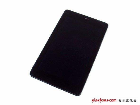 谷歌Nexus 7內(nèi)部主要硬件組成：8 or 16 GB 硬盤；1 GB RAM；四核Tegra 3處理器
