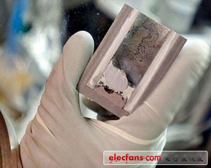 　　1、MIT研發(fā)電源轉(zhuǎn)換效率達(dá)230%的LED技術(shù)  　　據(jù)美國媒體近日報導(dǎo)，美國麻省理工學(xué)院（MIT）的研究人員通過一種插座轉(zhuǎn)換設(shè)備使發(fā)光二極管（LED）能夠比其消耗的電功率釋放出更多光功率，電源轉(zhuǎn)換效率可達(dá)到100%以上。  　　LED發(fā)光原理是將電能轉(zhuǎn)換為光。目前，設(shè)計出既明亮又高效的LED燈的最大障礙之一，是增加LED燈的輸出功率反而導(dǎo)致其效率下降。而麻省理工學(xué)院的研究人員解釋說，他們的研究成果大大降低了外施的電壓。根據(jù)計算，當(dāng)電壓減少到一半，輸入功率降低了4倍，而發(fā)出的光功率與電壓保持一致，也達(dá)到一半。換言之，當(dāng)輸出功率下降時LED發(fā)光率卻在增加。  　　  　　在實驗中，研究人員減少了LED的輸入功率，僅30皮瓦，而測量到輸出達(dá)69皮瓦的光量，效率高達(dá)230%。將相同的物理機制作用于任何LED，在外施電壓作用下，電子和空穴有一定的概率產(chǎn)生光子。研究人員并沒有像其他的研究一樣試圖增加這種概率，而是利用發(fā)生于設(shè)備里原子晶格的振動所散發(fā)的少量余熱產(chǎn)生更多電力。  　　這種利用余熱發(fā)光的過程可使LED稍微冷卻，其操作類似一個熱電冷卻器。雖然在室溫條件下，冷卻不足以提供實用性的溫度，但它有可能被用于設(shè)計不產(chǎn)生熱量的燈。當(dāng)作為熱泵時，該設(shè)備可有助于固態(tài)冷卻應(yīng)用程式，甚至是發(fā)電機設(shè)備。  　　理論上，這個低壓策略能夠在低電壓下產(chǎn)生任意高效的光子，研究人員希望該技術(shù)能提供一種新的測試節(jié)能極限電磁波通訊的方法。雖然在科學(xué)上這個方法很有趣，但其還不會立即促使超效率的LED商業(yè)化，因為示范項目僅能用很低的輸入功率產(chǎn)生少量的光。  　　2、機器人繪制大腦圖譜成功，類人腦計算機有望實現(xiàn)  　　機器人的存在使得人類基因組圖譜有望在12年內(nèi)完成繪制，但在機器人的協(xié)助下，由微軟聯(lián)合創(chuàng)始人Paul Allen贊助、上月底完成的大腦圖譜項目只花了四年時間。麻省理工學(xué)院和喬治亞理工學(xué)院的研究人員現(xiàn)在希望利用機器人繪制大腦組成表和線路圖，幫助 IBM這樣的公司研發(fā)未來的感知計算機。  　　佐治亞理工學(xué)院工程教授Craig Forest表示：“通過機器人實現(xiàn)腦內(nèi)活動自動測量以后，我們現(xiàn)在開始真正理解人腦的運作原理。想象一下，能夠模擬腦內(nèi)的任何細(xì)胞、記錄它的反應(yīng)以決定每種神經(jīng)元的具體電子功能。再想象一下自動測量神經(jīng)元之間的交流，比如學(xué)習(xí)過程中丘腦和大腦皮層之間的交流，或者手從熱爐灶縮回時海馬體和皮層之間的交流?！? 　　過去三十年間，大腦科學(xué)的進(jìn)展一直受需要手動方法鎖定、記錄神經(jīng)元活動的限制。但新的機器人與智能計算機算法能夠?qū)崿F(xiàn)自動化，根據(jù)電子屬性為神經(jīng)元分類。研究人員有望完成大腦必備器官及其內(nèi)聯(lián)方法的類目，并據(jù)此打造未來的類人腦計算機。  　　發(fā)展順利的佐治亞理工學(xué)院在讀博士Suhasa Kodandaramaiah在Forest的實驗室工作，與麻省理工教授Ed Boyden合作用機器臂在活體大腦里引導(dǎo)微管。該探測器以兩微米的步距接近、觸碰神經(jīng)元，測量電阻抗。  　　和幾乎每次都會在接觸中致使神經(jīng)元破裂的手動方法不同，機器人可以在傷害神經(jīng)元之前立刻停止。緊接著開始吸氣，然后將細(xì)小的電子探針插入、在動物依然存活時記錄下它的正常電子活動。記錄完成后，一組細(xì)胞基因構(gòu)成樣本可以被取出以分析哪種基因當(dāng)前正被激活。研究人員將在大腦各區(qū)域重復(fù)此流程，以期獲得大腦神經(jīng)器官列表，包括它們的電子屬性。接下來研究人員計劃采用多尖端探針讓機器人同時在多點測量電子活動，從而獲得大腦不同區(qū)域交互的接線圖。  　　  　　MIT和佐治亞理工學(xué)院發(fā)明了一種機械探針（中間）。它被用來創(chuàng)建大腦器官列表和接線圖，以供芯片生產(chǎn)商模擬  　　Forest表示：“目前我們只在實驗室動物身上進(jìn)行過實驗，但我們最終希望能將此技術(shù)用于人腦手術(shù)，以替代通過試錯判斷哪些神經(jīng)元受損、需要移除?！? 　　研究人員希望能夠判斷多種大腦病變的電子跡象，比如帕金森綜合癥、自閉癥和癲癇。這不只是用來移除病變的神經(jīng)元，還要幫助發(fā)現(xiàn)能夠讓神經(jīng)元重歸正常的藥物。  　　研究人員還期望微芯片生產(chǎn)商能夠使用他們的大腦器官表和接線圖輔助類大腦的感知計算機項目，例如美國防務(wù)高級研究項目局（DARPA）的SyNAPSE（神經(jīng)形態(tài)自適應(yīng)塑料規(guī)?？煽仉娮酉到y(tǒng)）。  　　這兩所實驗室希望新型機械探針方法能夠用于AutoPatcher.org提供的自制設(shè)備，或者直接從Kodandaramaiah、Forest和Boyden成立的新公司Neuromatic Devices購買完整機器人解決方案。  　　項目研究資金來自美國國家衛(wèi)生研究所（NIH）、國家科學(xué)基金會（NSF）以及麻省理工媒體實驗室。項目的其他貢獻(xiàn)者還包括麻省理工在讀博士Giovanni Talei Franzesi以及麻省理工博士后Brian Chow。  　　3、MIT成功制造液態(tài)金屬電池，可產(chǎn)生可再生能源  　　據(jù)國外媒體報導(dǎo)，美國麻州理工大學(xué)（MIT）教授DonaldSadoway及其學(xué)生團(tuán)隊，已經(jīng)成功地制造了液態(tài)金屬電池。在將來某一天，液態(tài)金屬電池將可以產(chǎn)生像太陽能這樣的可再生能源，并建造更可靠的電網(wǎng)。液態(tài)金屬電池的構(gòu)造其實很簡單，兩邊為液態(tài)金屬電極，中間夾著熔鹽。  　　事實上，這一液態(tài)金屬電池是“借助現(xiàn)有材料，創(chuàng)建更廉價產(chǎn)品”項目的產(chǎn)物。DonaldSadoway帶領(lǐng)自己的學(xué)生團(tuán)隊參與了這一項目，并決定研發(fā)一塊巨大的廉價電池。  　　“擁有一塊巨大的電池，我們就可以解決間歇性問題，以現(xiàn)煤、氣體和核所使用的方式，保護(hù)電網(wǎng)不受風(fēng)、太陽的影響?！盌onaldSadoway在今年年初時曾解釋道。液態(tài)金屬電池的第一個原型還沒有鏡頭玻璃大，而最近的產(chǎn)品足有6英寸寬，電量存儲容量上升了200倍。更大的電池，其工作效率最終可能會使太陽能電池板和風(fēng)力渦輪機上的能量存儲變得更容易。  　　  　　據(jù)悉，Sadoway和他的學(xué)生DavidBradwell近日已經(jīng)成立了液態(tài)金屬電池公司（LiquidMetalBatteryCorp），也許不久后，我們就能在市場上看到了。  　　4、石墨烯再曝“神奇材料”特質(zhì)：可自我修復(fù)  　　石墨烯是曾給研究者帶來諾貝爾獎的熱門材料，它有著多種奇特性質(zhì)。英國一項最新研究又發(fā)現(xiàn)，這種“神奇材料”還具有自我修復(fù)的能力。  　　  　　石墨烯是只有一層碳原子的世界上最薄的材料，英國曼徹斯特大學(xué)科學(xué)家諾沃肖洛夫和同事因為在世界上最早制成石墨烯而榮獲2010年諾貝爾物理學(xué)獎，有他參與的一個研究小組在新一期英國《納米通訊》雜志上報告了本次最新發(fā)現(xiàn)。  　　為進(jìn)一步探索石墨烯在電學(xué)方面的特性，諾沃肖洛夫等人嘗試讓石墨烯薄層與金屬不斷接觸，這個過程在石墨烯薄層上造成了許多孔洞。研究人員用電子顯微鏡觀察這些孔洞發(fā)現(xiàn)，孔洞中可能會嵌入金屬原子，但如果孔洞周圍還存在額外的碳原子，這些碳原子會將金屬原子“趕”出來，自己嵌入孔洞之中，并與石墨烯薄層中原有的碳原子相連接，使整個石墨烯薄層修復(fù)如初。  　　研究人員認(rèn)為，這一現(xiàn)象說明石墨烯具有良好的自我修復(fù)能力，這將可以提高石墨烯的應(yīng)用價值，進(jìn)一步拓寬這種“神奇材料”展示身手的舞臺。  　　5、“時間隱形斗篷”研發(fā)成功，40皮秒僅是開始  　　據(jù)英國每日郵報報道，在諸多科幻電影中曾出現(xiàn)時空穿越的故事，但現(xiàn)實生活中人們是無法穿越時間，讓時間消失。然而，美國科學(xué)家使用一種非常先進(jìn)的高科技技術(shù)，能夠精確地做到這一點。  　　科學(xué)家現(xiàn)已研制出一種“暫時隱形”裝置可以從視野中隱藏物體的活動過程，演示中通過加速和減速光束的不同部分，可隱藏物體的活動過程40皮秒。光束的不同部分之后反饋在一起，因此任何觀測者不能探測到“隱藏時間段”所發(fā)生的事情。被隱藏的信息和活動過程不能被讀取或者重建。  　　  　　科學(xué)家現(xiàn)研制一種“時間隱形斗篷”，能夠從視覺上隱藏事件活動過程?，F(xiàn)已示范通過加速和緩慢光束不同部分能夠隱藏40皮秒的時間  　　迄今為止，這項技術(shù)僅能隱藏40皮秒的短暫時間。或許未來警察將無事可做，做惡的犯罪分子會巧妙地利用這項技術(shù)，將他們做案的過程從時間上隱藏消失。同時，這項技術(shù)還可應(yīng)用于超級保密通信。科學(xué)家認(rèn)為這項技術(shù)甚至能與近期改進(jìn)的“光學(xué)隱形斗篷”結(jié)合在一起，從空間和時間上隱藏事物的活動過程。  　　美國紐約羅徹斯特大學(xué)的羅伯特-博伊德和施志敏（音譯）指出，這就好像一個裝置能夠悄無聲息地使一個物體處于隱形狀態(tài)，研究人員目前證實這個系統(tǒng)能夠在時間上將一個事件隱藏起來。由于空間和時間隱形斗篷能在不同物理尺度下（空間和時間）分別生效，沒有根本的原因使這兩項技術(shù)無法結(jié)合在一起，未來有望出現(xiàn)一個完全的空間-時間斗篷。  　　  　　如圖，這是美國康乃爾大學(xué)提供的一張插圖，科學(xué)家現(xiàn)已證實一種新型隱形技術(shù)，能夠遮掩短暫時間內(nèi)發(fā)生的事件整體經(jīng)過  　　盡管如此，博伊德等研究人員現(xiàn)已證實首個單向暫時隱形裝置可投入多項應(yīng)用，例如：增強光導(dǎo)纖維系統(tǒng)的安全通訊。未來可增大物體的隱形時間，從微秒等級提高至毫秒等級，并建造一種裝置能夠在不同方向入射光線下實現(xiàn)同步操作。  　　科學(xué)家通過加速和減慢光束的不同部分，能夠隱藏40皮秒的時間。從理論上進(jìn)，在該時間空隙發(fā)生的任何事情都將隱形和無法探測，因此它并不存在于我們的時間感知能力。這項裝置可以用于超級保密通信，或者在科幻情節(jié)中，甚至能夠與光學(xué)隱形裝置結(jié)合起來，在空間和時間內(nèi)實現(xiàn)隱形。  　　這種隱形效應(yīng)可通過使用分裂時間透鏡，將光線分為較慢和較快“部分”，從而建立一個較小的時間間隙。不同于其他隱形裝置的折射物體周圍光線原理，這種時間隱形裝置是使用特殊透鏡壓縮穿過光纜的光線，從而使光線分成加速部分和減緩部分。這一過程使光線分離，而另一個透鏡則將分離的光線部分再次結(jié)合在一起，最終結(jié)果是光纜末端的光線未被改變，意味著兩個透鏡之間的空間并未發(fā)生任何事情。美國康乃爾大學(xué)莫蒂-弗雷德曼教授和同事稱，從觀測者角度，探測光束中隱藏著一個“時間洞”。他們指出，這項基于加速探測光束前端部分和減緩探測光束后端部分的實驗，將建立一個在事件活動過程中充分受控的時間間隙，這個探測光束在實驗中并未出現(xiàn)任何形式的改變。  　　之后這個探測光束通過逆向彌散控制存儲在它的原始形態(tài)中，總的來講，我們完成了第一個暫時隱形時間斗篷實驗，在時間域中成功地隱藏了一個探測光束的活動過程。我們的實驗結(jié)果表明現(xiàn)將向獲得一種復(fù)雜時間和空間隱形斗篷邁出重要的一步，科學(xué)家現(xiàn)已發(fā)現(xiàn)通過扭曲電磁場和操控一定空間體積周圍光線，來實現(xiàn)制造隱形斗篷的途徑，最終在空間內(nèi)的任何事物都將消失。  　　研究人員使用叫做光電調(diào)幅器的兩個透鏡建造這個時間隱形裝置，他們發(fā)送一束光線穿過透鏡，第一個透鏡壓縮光線，第二個透鏡解壓光線，從而在時間域上產(chǎn)生一個短暫的間隙或者洞，從時間上這個短暫間隙并未記錄任何事件。對于人類肉眼，來自第二個時間透鏡的光線處于不間斷狀態(tài)，就好像未被扭曲變形。  　　從本質(zhì)上，當(dāng)光線穿過兩個透鏡時，透鏡之間將存在著一個空間-時間空隙，能夠遮掩這一短暫時間內(nèi)發(fā)生的事件。如果編碼信息能夠隱藏在這個時間間隙，則很難被解碼，從而形成非常安全的保密通信信號。  　　另一方面，如果像這樣的隱藏時間間隙能夠脈沖式開啟和關(guān)閉，則可以用于攔截未被記錄的信號數(shù)據(jù)。研究人員在《自然》雜志撰文指出，未來此項技術(shù)有望突破隱形40皮秒的時間，或許未來這種時間隱形斗篷能夠隱藏任何事物的活動過程。  　　6、英國新型鋰電池儲能效率達(dá)95%，大幅降低光伏系統(tǒng)成本  　　英國南安普敦大學(xué)（University of Southampton）和REAPsystems合作研究發(fā)現(xiàn)了一種新型鋰電池，作為光伏系統(tǒng)的儲能裝置，儲能效率可提高至95%，可大幅度降低太陽能發(fā)電成本。  　　目前的大部分光伏系統(tǒng)還采用鉛酸電池作為儲能裝置，但相比而言，磷酸鋰鐵電池替換能充分發(fā)揮其優(yōu)勢，包括提高儲能效率，延長使用壽命，降低單位成本等等。該 類型鋰電池用作儲能裝置，可把能源效率提高至95%，遠(yuǎn)超過傳統(tǒng)鉛酸電池的80%，并且擁有1600次充放電使用壽命。  　　該項目由REAPsystems贊助，由MSc可持續(xù)能源技術(shù)院的學(xué)生岳武（Yue Wu）和他的主管Carlos Ponce de Leon博士，Tom Markvart教授，John Low博士領(lǐng)導(dǎo)。該項目特地研究使用鋰電池作為光伏系統(tǒng)的儲能裝置。  　　學(xué)生岳武說，“鉛酸電池是傳統(tǒng)用于大多數(shù)光伏系統(tǒng)的儲能裝置。然而，作為儲能裝置，鋰電池，特別是我們使用的LiFePO4電池，擁有更有利的特點。”  　　  　　這些數(shù)據(jù)的收集，需要連接磷酸鋰鐵電池（lithium iron phosphate battery）和光伏系統(tǒng)，光伏系統(tǒng)安裝在大學(xué)的建筑物上，使用由REAPsystems提供的特別設(shè)計的電池管理系統(tǒng)。  　　岳補充說，“研究表明，這種鋰電池有95％的能源效率，而目前常用的鉛酸電池，只有80％左右。而鋰電池的重量較輕，且有比鉛酸電池更長的使用壽命。充放電次數(shù)能達(dá)到1600個周期，這意味著他們不需要經(jīng)常更換?！? 　　雖然在投入商業(yè)光伏發(fā)電系統(tǒng)之前，電池還需要進(jìn)一步的測試。但研究已經(jīng)表明，LiFePO4電池有望提高太陽能發(fā)電系統(tǒng)的效率，并有助于降低其安裝和保養(yǎng)費用。Carlos Ponce de Leon博士和John Low 博士正計劃和一群新的學(xué)生做進(jìn)一步項目研究。  　　REAPsystems 的創(chuàng)始人和南安普敦大學(xué)的前研究員Dennis Doerffel博士說：“對于各種能源（可再生或不可再生），儲能裝置，如電池，在能源利用方面起著重要作用，與傳統(tǒng)的鉛酸電池相比，LiFePO4電 池具有更高的效率，更長的使用壽命，重量更輕，成本更小。我們有望能看到這種電池被廣泛用于光伏系統(tǒng)用，以及其他可再生能源系統(tǒng)。”  　　7、微軟人機交互模式顛覆出世，Kinect將具備讀唇“神功”（圖）  　　導(dǎo)語：科技網(wǎng)站TechCrunch 2月6日發(fā)表評論文章指出，微軟正在開發(fā)顛覆性的人機交互模式，希望通過自然用戶交互模式來幫助電子產(chǎn)品識別人類用戶的各種動作表情，徹底改變傳統(tǒng)的電腦輸入輸出模式。  　　  　　微軟正努力將Kinect融入PC  　　以下為文章全文：  　　在西雅圖的某個地方，微軟研究實驗室部門正投入一項創(chuàng)新研發(fā)中，希望徹底重塑人機互動方式。雖然該研究還未公開，研究僅停留在原型形式階段，但該項工作毫無疑問正在大力推進(jìn)過程中。  　　上周有消息顯示微軟正致力于將Kinect植入筆記本電腦上，之后還有可能引入到平板和手機中。此舉不僅僅是讓產(chǎn)品可以提高游戲體驗，還使電子產(chǎn)品具有下一代的識別特性。 iPhone 開創(chuàng)了觸摸式智能機的新時代，而微軟正致力于開辟下一個新時代，那就是產(chǎn)品能夠全方位感知用戶的時代。  　　作為人類的一個個體，你如何體驗周圍的世界呢？通常是通過觀察和聽覺，還可以通過觸覺、味覺、嗅覺感知環(huán)境。但目前的產(chǎn)品卻被嚴(yán)重限制在極其有限的觸覺識別性能中，它們?yōu)槭裁床荒芫哂腥祟愐粯拥淖R別性能呢？  　　這方面實際上有一個不錯的理由，那就是電腦不需要像人類，因為電腦不是人類。多年來人們都是這樣認(rèn)為的。數(shù)十年來，電腦的主要作用即是安靜地擺放在那里，從事人類無法完成的計算工作，與一部電腦展開的互動完全僅限于輸入和輸出。  　　但是手機、觸摸屏和筆記本電腦的出現(xiàn)使人類開始改變對電腦的看法，電腦變得更人性化、交互式更強、更強調(diào)雙向交流。科技的存在使電子產(chǎn)品變得更像人類。  　　交互顛覆  　　這與微軟的想法不謀而合。盡管在科技發(fā)燒友心目中，微軟只是一家平庸的大型科技公司，憑借1990年代末、21世紀(jì)初的PC大發(fā)展一躍而起，但是微軟的研發(fā)部門卻是世界一流的，一直致力于創(chuàng)新思想的構(gòu)建及創(chuàng)新產(chǎn)品的研發(fā)。但要將創(chuàng)新思想轉(zhuǎn)變成適應(yīng)微軟生態(tài)系統(tǒng)的產(chǎn)品并非易事，即使這不難，微軟也不具備這樣的天賦。  　　而致力于自然用戶交互（NUI）方面的研發(fā)前景更廣闊。人們通過游戲接受這種概念：Wii開創(chuàng)了這種模式，而 Kinect 將這種模式引入了家庭。雖然這種模式在應(yīng)用中反應(yīng)不太靈敏，音控表現(xiàn)欠佳，人們只是對能與內(nèi)容和產(chǎn)品進(jìn)行互動的新方式感到好奇。多年來，人們總是對互動興趣不減，在互動實現(xiàn)方面做出了各種嘗試，通常以科幻電影和電視的方式。  　　因此，人們需要互動，而微軟想要實現(xiàn)創(chuàng)新的互動，微軟也掌握著技術(shù)。收購Kinect知識產(chǎn)權(quán)是極其聰明的舉動，可能比微軟想到的更聰明。Wii先是創(chuàng)造了這個新的市場，隨后這種模式迅速發(fā)展成為一種與電腦交互的全新形式，一種使微軟在將來顯得與眾不同的新方式。  　　讀唇“神功”  　　據(jù)報道，新型Kinect及深度紅外傳感器能讀唇語。乍一聽起來這種想法有些愚蠢，但為什么想到開發(fā)這種模式呢？也許是因為讓電子產(chǎn)品在整個房間或在嘈雜的環(huán)境中都能更好地識讀用戶指令，這樣用戶不必關(guān)掉音樂也可在電視或平板電腦上搜索信息和瀏覽網(wǎng)頁。  　　這足以看出，它只是產(chǎn)品所具有的整體感官系統(tǒng)的一部分。這些新型設(shè)備將具備面部及語音識別功能，因此設(shè)備只接受用戶本人口述的密碼輸入，而不會接受其他人的密碼口述。他們能在擁擠的人群中或嘈雜的環(huán)境中識別出用戶，并能感知用戶何時下達(dá)指令，因為他們能識別用戶的眼神交流或唇語。這聽起來似乎荒謬至極，但卻是一種完全自然的方式。  　　這種模式的另一個特性是3D桌面，支持用戶用手抓取文件并隨意放置。這個功能以前曾試驗過。當(dāng)然，Windows 8正在研發(fā)二維顯示性能，因此3D更可能是一項研究項目，但仍具有趣味性。試想你可能做的基本姿勢。其中描述的一個姿勢是拉開抽屜。在富有活力的文件和文件夾桌面中，下列哪種模式更加自然呢：是手掌向上展示任務(wù)列表，還是手指沿逆時針方向是取消操作，而順時針則是下達(dá)重做指令？  　　用戶體驗反映了用戶需求及設(shè)備能力。數(shù)年來，人們滿足于用手指觸摸玻璃屏幕發(fā)送電子信號的性能，主要是因為電容式屏幕性能好且便宜，沒有人希望在手機里插入鼠標(biāo)進(jìn)行操作。但是，與新移動產(chǎn)品及信息交互的方式很多。很快，玻璃觸摸屏將與命令行界面一樣離我們越來越遠(yuǎn)。  　　然而，一些人無疑會想，目前一些命令行界面仍在使用。當(dāng)然，鼠標(biāo)與鍵盤便于提高生產(chǎn)率，筆和紙更利于于勾畫想法，耳機便于在公共場所聽音樂。雖然此類應(yīng)用不計其數(shù)，但需要認(rèn)識到的是，一種模式可能需要讓路給新模式，或干脆就是這種模式已不再適用。  　　微軟正在此方向努力研發(fā)，而蘋果很可能并沒有袖手旁觀，只不過是沒有公開相關(guān)信息而已。這次，蘋果在這方面似乎錯失了先機。微軟在NUI領(lǐng)域搶先起步，至少兩年來已經(jīng)收購并研發(fā)了深度的個人傳感器產(chǎn)品。雖然蘋果在這方面完全有能力加大投入，但無疑微軟已經(jīng)發(fā)覺了這個先機，并將盡力維持這種先發(fā)優(yōu)勢。  　　8、RIM燃料電池專利可望突破移動設(shè)備續(xù)航能力瓶頸  　　雖然RIM最近少有新的產(chǎn)品推出，但是遠(yuǎn)在滑鐵盧的RIM工程師們并沒有停下手中的工作。最近在美國專利局又通過了一項RIM申請的專利，內(nèi)容就是燃料電池。該技術(shù)試圖將燃料電池引入移動設(shè)備，來幫助設(shè)備在續(xù)航方面有所改善和突破。  　　  　　電池放置的位置位于鍵盤與主板之間。專利說明原文如下：  　　A mobile device having： a keyboard; a printed circuit board having at least one contact responsive to the keyboard; and a fuel cell assembly having： a fuel cell located between the keyboard and the printed circuit board， the fuel cell having a membrane and at least one aperture corresponding with the at least one contact; a tank adapted to store a fuel for the fuel cell; and piping connecting the tank with the fuel cell， where the fuel cell ventilates through the keyboard. Alternatively， the fuel cell acts as the printed circuit board and at least one contact for the keyboard is printed onto the fuel cell.  　　據(jù)了解，燃料電池和鋰離子（聚合物）電池的區(qū)別是，前者將化學(xué)能轉(zhuǎn)為電能，需要補充反應(yīng)物。  　　燃料電池（FuelCell）是一種將存在于燃料與氧化劑中的化學(xué)能直接轉(zhuǎn)化為電能的發(fā)電裝置。燃料和空氣分別送進(jìn)燃料電池，電就被奇妙地生產(chǎn)出來。它從外表上看有正負(fù)極和電解質(zhì)等，像一個蓄電池，但實質(zhì)上它不能“儲電”而是一個“發(fā)電廠”。簡單地說就是利用化學(xué)反應(yīng)電荷轉(zhuǎn)移發(fā)電。這樣應(yīng)該就能解決容量問題，但問題是反應(yīng)物的填充，就像需要加油站作支持一樣，好處就是，用完補充就可以了。不用等待充電。  　　9、22納米Ivy Bridge處理器芯片拆解分析  　　研究機構(gòu)UBM TechInsights已著手進(jìn)行英特爾最新一代處理器Ivy Bridge的拆解分析；該款芯片是英特爾首款采用22納米工藝以及3D晶體管技術(shù)的產(chǎn)品，尚未正式上市。有一些媒體猜測，英特爾可能最快會在4月29日發(fā)表該款產(chǎn)品，也有傳言指出，該芯片的上市時程可能會延遲至7月。  　　一位英特爾發(fā)言人表示，Ivy Bridge處理器“很快”就會正式發(fā)表，他補充：“我們從去年底開始就已經(jīng)進(jìn)行該芯片的生產(chǎn)?！彼囊馑紤?yīng)該是指該芯片樣本，而UBM TechInsights已經(jīng)取得了一顆在馬來西亞封裝，標(biāo)記為3.3GHz Core i5-3550的Ivy Bridge處理器芯片，其裸晶面積尺寸為170mm2，小于目前Sandy Bridge i7 2600K處理器的208mm2。  　　在初步測試中，UBM TechInsights發(fā)現(xiàn)該處理器芯片內(nèi)含柵極間距（gate pitch）為90納米的嵌入式SRAM陣列，還發(fā)現(xiàn)柵極長度為22納米的邏輯區(qū)塊。半導(dǎo)體產(chǎn)業(yè)界大多認(rèn)為，下一個重要工藝節(jié)點是28納米；包括 Altera與Xilinx都已經(jīng)推出28納米工藝FPGA，AMD與高通（Qualcomm）也正在委托GlobalFoundries 、臺積電等晶圓代工廠生產(chǎn)28納米芯片。  　　英特爾的獨特22納米工藝技術(shù)是采用了又稱為FinFET的3D晶體管，該種技術(shù)號稱可降低漏電──這也是目前尖端工藝芯片最大的問題。其他芯片廠商也表示，他們將在次20納米工藝采用類似的技術(shù)。  　　UBM TechInsights將于5月分兩階段公布對Ivy Bridge芯片的拆解報告，第一階段將包含詳細(xì)的邏輯架構(gòu)分析，包括該芯片的制程技術(shù)、嵌入式存儲器、邏輯柵與I/O晶體管，并有高分辨率的芯片內(nèi)部圖像；第二階段的報告則將分析該款處理器的晶體管特性，包括其NMOS、PMOS晶體管的DC電氣特性分析、柵極數(shù)據(jù)與溝道泄漏電流。  　　此外該報告還將顯示在三個溫度階層的處理器性能測試結(jié)果；分析師將采用掃描與隧穿電子顯微鏡、擴(kuò)展電阻測試（Spreading Resistance Profiling）以及X光等技術(shù)。以下先披露報告中的幾張精彩圖片：  　　  　　圖為Ivy Bridge的隧穿電子顯微鏡斷面圖，可看到內(nèi)部的3D晶體管  　　  　　  　　較上方的圖片是Ivy Bridge的裸晶，下方則是Sandy Bridge i7 2600K  　　10、實驗證明中微子超光速？愛因斯坦時代將會結(jié)束（圖）  　　李淼是中國科學(xué)院理論物理研究所的研究員， 曾任中國臺灣大學(xué)和中國科學(xué)技術(shù)大學(xué)客座教授。他主要研究量子場論、超弦理論以及宇宙學(xué)， 最近致力于研究超弦中的黑洞物理、超弦宇宙學(xué)以及暗能量。  　　如果OPERA 實驗的結(jié)果得到其他實驗的驗證，相對論，這個已經(jīng)被檢驗了無數(shù)次的物理學(xué)基礎(chǔ)之一將被動搖，后果和影響將是巨大的。  　　撰文李淼  　　2011 年9月22 日下午，意大利格蘭· 薩索國家實驗室的 OPERA（Oscillation Project with Emulsion-tRacking Apparaturs 的縮寫）項目組宣布，他們探測到的中微子速度超過了光速，同時將一篇學(xué)術(shù)論文發(fā)布在著名學(xué)術(shù)論文網(wǎng)站arXiv 上。  　　  　　意大利格蘭薩索國家實驗室底下的中微子探測器。  　　在文章中，項目組謹(jǐn)慎地表示，他們反復(fù)檢查了所有可能出現(xiàn)的誤差，但還是解釋不了中微子為何會比預(yù)計時間早到了約60 納秒（中微子是從歐洲核子研究所發(fā)出，目的地是意大利格蘭· 薩索國家實驗室，兩地相距約730 千米。通常來說，中微子應(yīng)該和光同時到達(dá)），因此只得將測量結(jié)果公之于眾，希望整個物理學(xué)界幫助他們找出可能出現(xiàn)的錯誤。  　　一納秒是十億分之一秒，光速約為每秒30 萬千米。一納秒內(nèi)，光可以前進(jìn)30 厘米，由于中微子速度和光速差不多，因此中微子在60 納秒內(nèi)比光多跑了18 米，說明中微子的速度比光速快了四萬分之一倍。這個相對增速并不大，但恰好在OPERA 實驗可以探測到的范圍內(nèi)。如果將數(shù)據(jù)統(tǒng)計和實驗儀器的不確定性加起來，OPERA 實驗的誤差在10 納秒左右，所以60 納秒這個數(shù)字，絕不能簡單地用誤差來解釋。  　　如果該結(jié)果得到驗證，相對論，這個已被檢驗了無數(shù)次的物理學(xué)基礎(chǔ)理論將被動搖，后果和影響將是巨大的。所以，物理學(xué)家在采取謹(jǐn)慎態(tài)度對待這個實驗結(jié)果的同時，還懷著強烈的期待——不論這期待是什么。  　　不可思議的實驗  　　我們來回顧一下OPERA 實驗的過程。首先，歐洲核子研究所的超級質(zhì)子同步加速器產(chǎn)生出4 000 億電子伏的質(zhì)子流。這些質(zhì)子經(jīng)過一段管道后，擊中一塊長為兩米的石墨，產(chǎn)生κ介子和π介子，這些介子繼續(xù)前行一千米，在此過程中衰變成μ子和μ子型中微子。接著，所有這些粒子與一個鐵－石墨靶碰撞，除了中微子外，其他粒子都會被阻擋。  　　由于中微子能穿過任何物體，因此它們直接飛往格蘭· 薩索國家實驗室。同時，研究人員會測量μ子的數(shù)量，所得結(jié)果將和格蘭· 薩索實驗室測量到的中微子數(shù)相比較。中微子從歐洲核子研究所到格蘭· 薩索實驗室的旅行都是在地殼中進(jìn)行，距離是732 千米。這個距離是用全球定位系統(tǒng)（GPS ）來測量的，兩地時鐘也是通過這個系統(tǒng)來校準(zhǔn)。OPERA 項目組稱，距離的測量誤差不會超過20 厘米，時鐘的誤差也不超過10 納秒。通過長達(dá)半年的數(shù)據(jù)分析，項目組終于宣布了驚人的初步結(jié)果。  　　把初步結(jié)果公布在arXiv 上之后，OPERA 項目組又要求歐 洲核子研究所提供新的質(zhì)子流，因為此前的質(zhì)子流太長，這會引起不必要的誤差。新的質(zhì)子流不到一米長，相當(dāng)于光速運行 3納秒的距離，遠(yuǎn)短于60 納秒，這就排除了最可能出現(xiàn)的誤差。進(jìn)行了半個月的重復(fù)實驗后，研究人員探測到20 個中微子，結(jié)果中微子的到達(dá)時間仍提前了62.1 納秒。同時，不同的研究人員還重新分析了此前的數(shù)據(jù)，得到的結(jié)果是，中微子的到達(dá)時間平均提前了57.8 納秒，這與重復(fù)實驗的結(jié)果是吻合的。經(jīng)過近兩個月的細(xì)心檢查和重復(fù)實驗，OPERA 項目組把9月23 日的那篇文章加長了10 頁后，終于正式向?qū)W術(shù)期刊投稿了。  　　質(zhì)疑  　　盡管經(jīng)過長時間的數(shù)據(jù)分析和重復(fù)實驗，OPERA 項目組自認(rèn)已經(jīng)排除了所有可能出現(xiàn)的誤差，但在學(xué)術(shù)界，大多數(shù)科學(xué)家仍對OPERA 實驗持懷疑態(tài)度。要判斷這個結(jié)果到底有多大可信度，我們首先要考慮它是否與以前的高能物理實驗相矛盾。  　　在此之前，科學(xué)家就做過與中微子速度相關(guān)的實驗。比如，美國費米實驗室就曾做過這類實驗，給能量在300 億到2 000 億電子伏之間的中微子定一個速度范圍——不論低于還是超過光速，它們與光速的速度偏差都不應(yīng)該超過兩萬五千分之一（也就是說，這是誤差允許的范圍）。這個范圍與OPERA 實驗并不矛盾，因為在該實驗中，中微子的速度只超過光速四萬分之一。不過在2007 年，費米實驗室的一個研究組在實驗中發(fā)現(xiàn)，30 億電子伏的中微子的速度似乎比光速快了兩萬分之一倍，明顯超出上述速度范圍，但在當(dāng)時，這個結(jié)果沒有引起物理學(xué)界的重視，主要原因是誤差太大，實際結(jié)果可能低于光速。  　　看上去直接與OPERA 實驗相矛盾的，是在1987 年針對一顆超新星的觀測實驗。這顆超新星被命名為1987A ，當(dāng)時，科學(xué)家觀測到這顆距離我們近17 萬光年的超新星的同時，也觀測到了大約20 個中微子。比較光子和中微子到達(dá)地球的時間，研究人員得出的中微子的速度范圍是，與光速的偏差不會超過五億分之一，這遠(yuǎn)小于四萬分之一，因此與意大利實驗相矛盾。但是，該觀測實驗卻與OPERA 實驗有幾個不同之處：第一，超新星輻射出的中微子中，絕大多數(shù)是反電子型中微子；第二，地球上探測到的中微子的能量只有1 000 萬電子伏，遠(yuǎn)遠(yuǎn)小于 OPERA 實驗探測到的中微子能量——后者的能量范圍是140 億到400 億電子伏；最后，超新星發(fā)出的中微子絕大多數(shù)是在太空中旅行，而OPERA 的中微子則是在地殼中前行。因此，超新星觀測實驗與OPERA 實驗的結(jié)果是否真的矛盾，還值得商榷。  　　在網(wǎng)上，9月23 日的那篇論文已經(jīng)被引用160 多次，而引用該論文的文章，半數(shù)以上都是研究超光速中微子相關(guān)問題的。這些文章中，多數(shù)是用不同的理論來解釋中微子的超光速現(xiàn)象，少數(shù)是質(zhì)疑這個實驗結(jié)果的。而在眾多質(zhì)疑的文章中，美國科學(xué)家安德魯· 科恩（Andrew Cohen ）和1979 年諾貝爾物理學(xué)獎得主謝爾頓·格拉肖（Sheldon Glashow ）的文章最引人注意（參見本期前沿掃描《超光速中微子》）。他們指出，根據(jù)弱相互作用理論，如果中微子的速度超過真空光速，中微子會輻射電子和正電子，損失能量。不論歐洲核子研究所發(fā)出的中微子起始能量有多大，到達(dá)格蘭· 薩索的中微子的能量都不能超過125 億電子伏，這顯然與OPERA 的測量結(jié)果相矛盾。當(dāng)然，在科恩和格拉肖的計算中，他們假設(shè)了中微子的能量與速度存在依賴關(guān)系，很多人認(rèn)為，如果改變能量與速度的依賴關(guān)系，中微子也許就不會損失能量。但我們的計算發(fā)現(xiàn)，不論如何改變這種的依賴關(guān)系，中微子都不可避免地會損失很多能量。  　　為了規(guī)避“科恩－格拉肖問題”，有些極端的理論物理學(xué)家提出，超光速中微子如果發(fā)生弱相互作用，能量不再嚴(yán)格守恒，取而代之的是一種新的能量守恒定律。在這種新的守恒定律中，中微子的能量要乘以一個“破壞因子”，這樣就徹底規(guī)避了“科恩－格拉肖問題”。這種觀點看上去很有吸引力。  　　當(dāng)然，更多的物理學(xué)家選擇無視OPERA 實驗的結(jié)果，例如 1979 年諾貝爾物理學(xué)獎得主史蒂文·溫伯格（Steven Weinberg）說： “這個實驗令人印象深刻，但更多的粒子并沒有超光速，而涉及中微子的實驗通常又極端困難。就像有人說，在花園深處有一些小仙女，但我們只能在漆黑和有濃霧的夜晚才能看到?！? 　　我也在很多場合談?wù)撨^中微子超光速現(xiàn)象，但我也一直表示，這個結(jié)果正確的可能性并不高，即使OPERA 項目組做了重復(fù)實驗后，我也沒有徹底改變我的態(tài)度。因為如果這個不可思議的結(jié)果被證實，將會給物理學(xué)界帶來一場“大地震”。  　　修改相對論？  　　很多人都知道，愛因斯坦相對論，特別是狹義相對論，是建立在光速不變基礎(chǔ)上的。不論我們以什么速度勻速運動，我們測得的光速總是一樣。另外，無論光源相對我們做什么運動，我們測得的光速也是一樣。測量光速是否變化的一個著名實驗是邁克爾遜－莫雷實驗。這個實驗很簡單，讓光從一個光源發(fā)出，經(jīng)過兩個不同路徑后，到達(dá)同一個地方，然后發(fā)生干涉。  　　如果光速與方向有關(guān)，并與我們的運動速度有關(guān)，那么當(dāng)我們轉(zhuǎn)動邁克爾遜干涉儀，就會看到干涉條紋的移動，或當(dāng)我們運動起來，也會看到干涉條紋的移動。我們知道，地球相對太陽運動，運動速度大約是每秒30 千米，所以冬季和夏季地球有一個每秒60 千米的相對運動速度。但在實驗中，科學(xué)家并沒有發(fā)現(xiàn)這個相對運動速度，也就是說光速與地球的運動無關(guān)。  　　19 世紀(jì)末，邁克爾遜和莫雷所做的實驗得出了光速變化的范圍：不會超出每秒8千米，與30 萬千米相比，不到三萬分之一。到了本世紀(jì)，光速的精確度已經(jīng)達(dá)到10 -17 ?，F(xiàn)在，光速已成為一個標(biāo)準(zhǔn)，被定義為每秒299 792 458 米。又由于*原子鐘非常精準(zhǔn)，一天的誤差也不會超過一納秒，因而我們可以用光速和時間來定義距離。在OPERA 實驗中，歐洲核子研究所到意大利格蘭·薩索實驗室的距離，就是通過全球定位系統(tǒng)利用光速來測量的。  　　因此，愛因斯坦并沒有錯，至少，光速是不變的。那么我們就會問，不是說在相對論中，光速是一個不可超越的極限嗎？回答這個問題并不容易。原則上，相對論并沒有排除超越光速的可能。超光速的粒子通常被稱為快子，相對論告訴我們，快子的行為很古怪，速度越高，能量越低。這種古怪特性加上量子力學(xué)，使得人們認(rèn)為快子不可能存在，因為量子力學(xué)允許快子不斷地輻射能量，在快子輻射能量之后，它的速度反而加快了。這個現(xiàn)象與不穩(wěn)定性有關(guān)，也就是說，如果存在快子，那么快子會使我們生活的空間很快發(fā)生爆炸。  　　在OPERA 實驗中，超光速中微子并不簡單地意味著它們就是快子。事實上，項目組在4個不同的能量水平上測量了中微子的速度，結(jié)果發(fā)現(xiàn)中微子的速度是不變的，也就是說，在140 億到400 億電子伏這個能量范圍，中微子都超光速，而且超出的部分都大約為光速的四萬分之一?？熳拥哪芰亢退俣鹊年P(guān)系肯定不是這樣的。另外，1987A 超新星的中微子能量更低，速度也更低，這也和快子的行為矛盾。  　　那么我們能得出什么結(jié)論？因為快子是相對論允許的，而中微子不是快子，所以，盡管我們肯定光速不變，但相對論還是錯了；所以，如果一年后新的實驗驗證了OPERA 實驗的結(jié)果，我們可以肯定地說，相對論必須修改！  　　OPERA 實驗的另一個結(jié)果也非常奇特。過去三年中，研究人員在不同的季節(jié)統(tǒng)計了中微子速度，速度也與季節(jié)無關(guān)。也就是說，中微子速度雖然超出光速，但和光速類似，它與季節(jié)也就是與地球的運動無關(guān)。如果我們假定，一個理論中存在兩個不變的速度，這個理論中的時空將是特別怪異的。例如，我們可以利用光速不變定義距離，也可以用中微子速度不變定義距離，但在不同的參照系中，這樣定義出來的距離并不一致！這個例子說明，長度的定義不絕對。而比長度定義不絕對更令人驚駭?shù)氖牵录@個概念也不絕對了。  　　總之，中微子超光速的結(jié)論很可能經(jīng)不起其他實驗的檢驗，但是，萬一通過了檢驗，我們的時空觀就將徹底改寫，物理學(xué)的基礎(chǔ)理論之一粒子物理也將改寫。甚至，愛因斯坦的另一個著名理論——萬有引力的時空彎曲理論同樣會改寫。