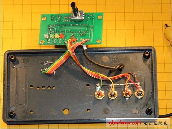 我利用2A，12V的DC供電，我把包括轉(zhuǎn)換器的插頭切斷，并將它們并聯(lián)到DC電源接口