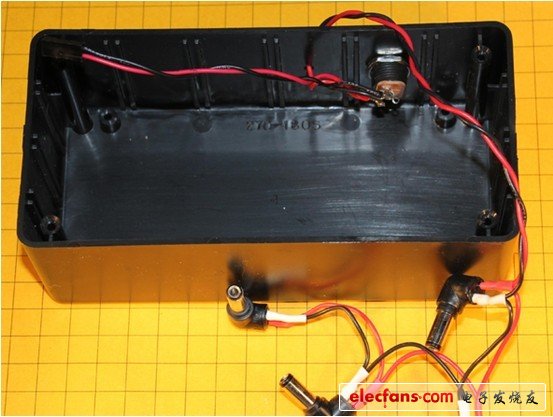 我利用2A，12V的DC供電，我把包括轉(zhuǎn)換器的插頭切斷，并將它們并聯(lián)到DC電源接口