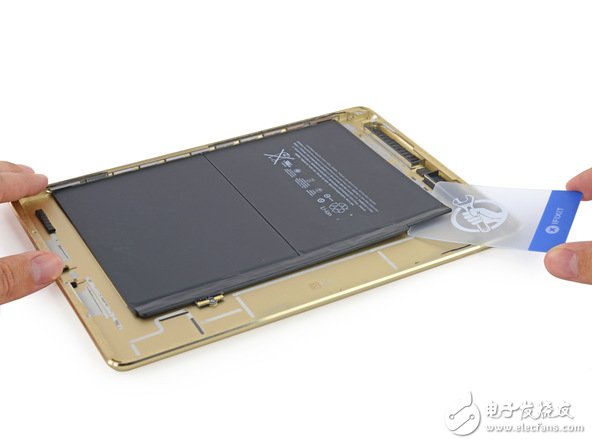 電池方面，由于機(jī)身更薄，電池容量下降到了 27.62 Wh，上代 iPad Air 為 32.9Wh，蘋果稱 iPad Air 2 仍然有 10 小時的待機(jī)時間。