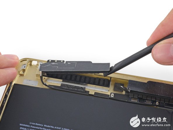 Wi-Fi 模塊的天線被移到了機(jī)身的頂部，之前的產(chǎn)品中，天線是在底部邊緣處。