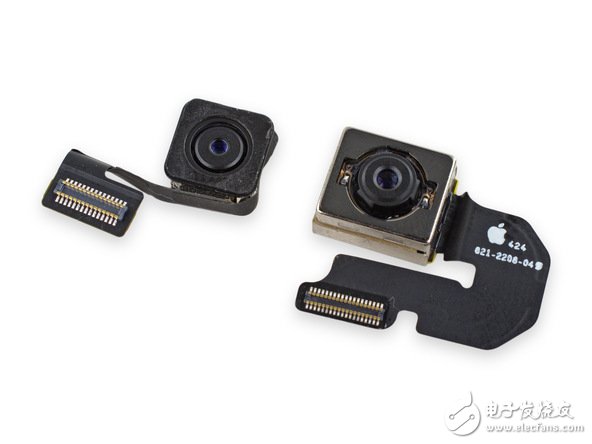 接下來是兩個攝像頭。800 萬像素的攝像頭比 iPhone 6 Plus 的要小一些，但是相比上一代 iPad Air，它已經(jīng)有了極大的飛躍。