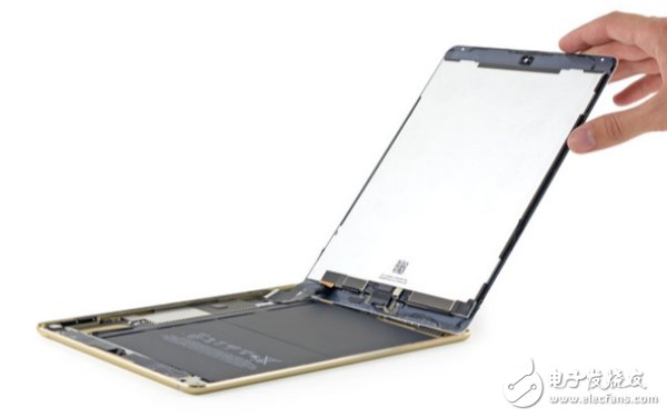 iPad Air 2 成為了“全球最薄的平板”，The Verge 評價說它“薄得像塊屏幕”。拆機(jī)大神 iFixit 將它大卸八塊，來看看這個機(jī)身中隱藏了什么。