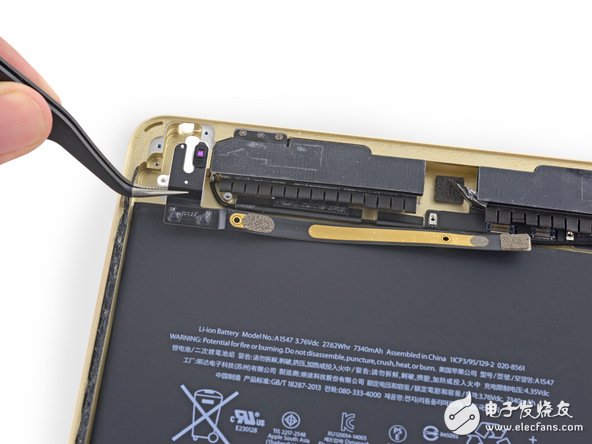 iPad Air 2 的環(huán)境光傳感器被分為兩個，其中一個位于耳機(jī)插孔處。這有可能是為了提高感應(yīng)器的準(zhǔn)確性。