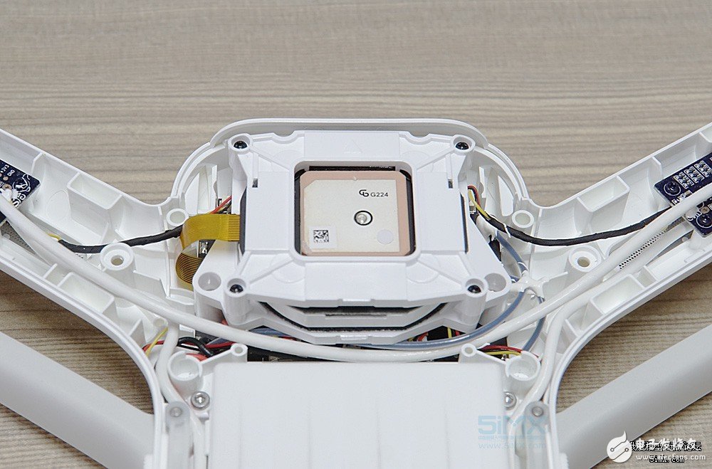 小米無人機(jī)對(duì)比精靈3s拆解 大疆“門徒”表現(xiàn)如何？