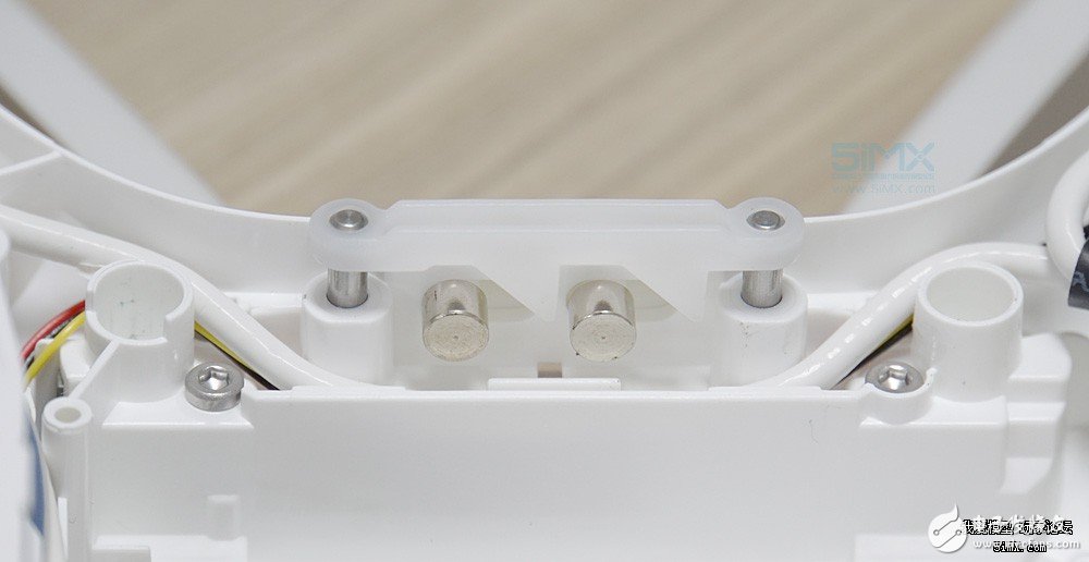 小米無人機(jī)對(duì)比精靈3s拆解 大疆“門徒”表現(xiàn)如何？