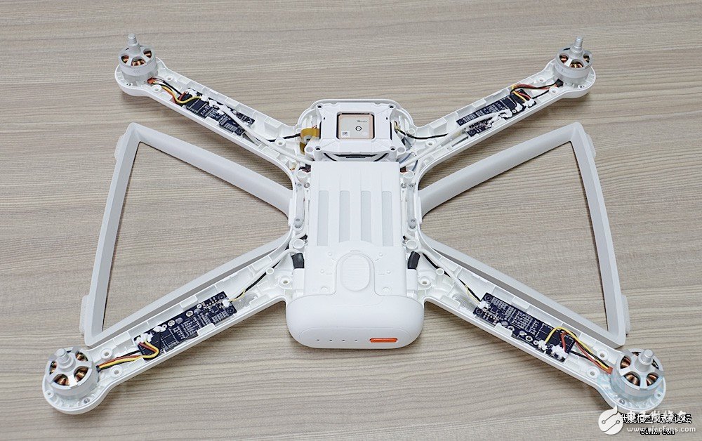 小米無人機(jī)對(duì)比精靈3s拆解 大疆“門徒”表現(xiàn)如何？