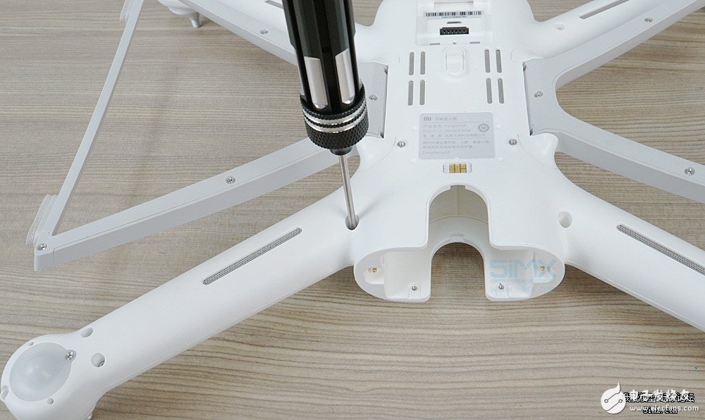 小米無人機(jī)對(duì)比精靈3s拆解 大疆“門徒”表現(xiàn)如何？