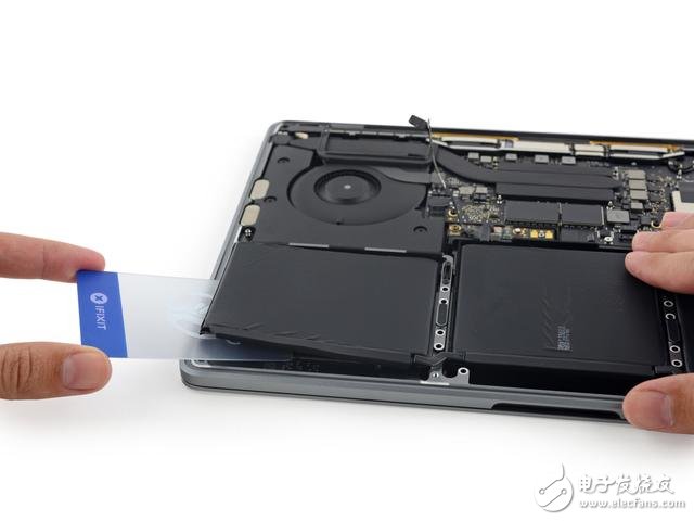 蘋(píng)果新Macbook Pro13寸拆解:集成度創(chuàng)新高度 搭配史上最好音質(zhì)