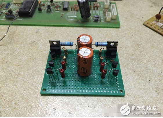 　　最近閑著沒事，本著功放發(fā)燒友的動力制作一臺迷你功放。雖說迷你，但其實并不小巧，5口交換機也不大，再加上交換機也是壞的就干脆利用上了！功放還是采用了雙差分電路。本人從事電子行業(yè)的這些年發(fā)現(xiàn)，很多家庭影院或者大型娛樂會所用的功放幾乎都是這種電路，也許是因為這種電路工作穩(wěn)定。放大失真低的原因。。。我從網(wǎng)上找到的電路，記得之前我也用這個圖紙做過，后來怎么解決的忘了！