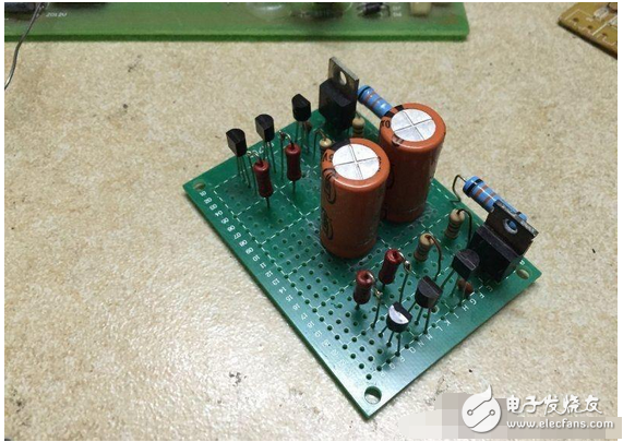 　　最近閑著沒事，本著功放發(fā)燒友的動力制作一臺迷你功放。雖說迷你，但其實并不小巧，5口交換機也不大，再加上交換機也是壞的就干脆利用上了！功放還是采用了雙差分電路。本人從事電子行業(yè)的這些年發(fā)現(xiàn)，很多家庭影院或者大型娛樂會所用的功放幾乎都是這種電路，也許是因為這種電路工作穩(wěn)定。放大失真低的原因。。。我從網(wǎng)上找到的電路，記得之前我也用這個圖紙做過，后來怎么解決的忘了！