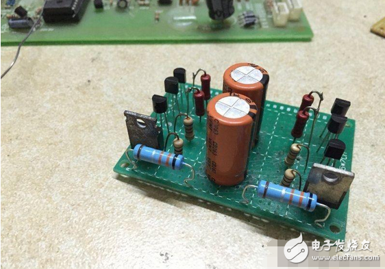 　　最近閑著沒事，本著功放發(fā)燒友的動力制作一臺迷你功放。雖說迷你，但其實并不小巧，5口交換機也不大，再加上交換機也是壞的就干脆利用上了！功放還是采用了雙差分電路。本人從事電子行業(yè)的這些年發(fā)現(xiàn)，很多家庭影院或者大型娛樂會所用的功放幾乎都是這種電路，也許是因為這種電路工作穩(wěn)定。放大失真低的原因。。。我從網(wǎng)上找到的電路，記得之前我也用這個圖紙做過，后來怎么解決的忘了！