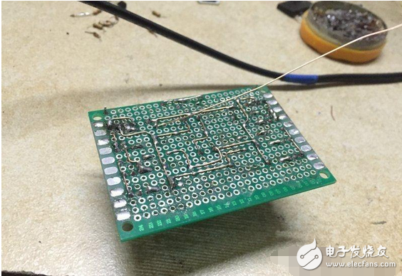 　　最近閑著沒事，本著功放發(fā)燒友的動力制作一臺迷你功放。雖說迷你，但其實并不小巧，5口交換機也不大，再加上交換機也是壞的就干脆利用上了！功放還是采用了雙差分電路。本人從事電子行業(yè)的這些年發(fā)現(xiàn)，很多家庭影院或者大型娛樂會所用的功放幾乎都是這種電路，也許是因為這種電路工作穩(wěn)定。放大失真低的原因。。。我從網(wǎng)上找到的電路，記得之前我也用這個圖紙做過，后來怎么解決的忘了！