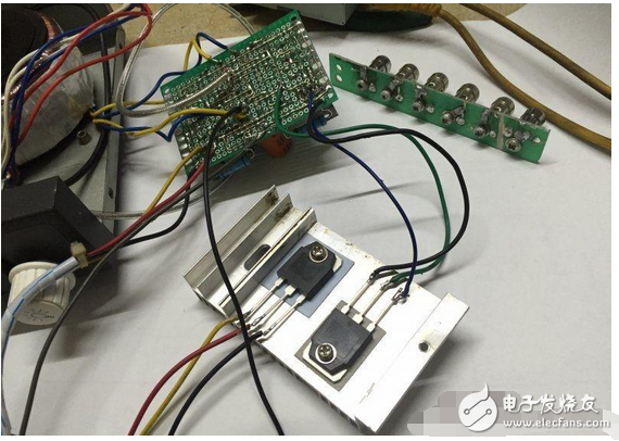 　　最近閑著沒事，本著功放發(fā)燒友的動力制作一臺迷你功放。雖說迷你，但其實并不小巧，5口交換機也不大，再加上交換機也是壞的就干脆利用上了！功放還是采用了雙差分電路。本人從事電子行業(yè)的這些年發(fā)現(xiàn)，很多家庭影院或者大型娛樂會所用的功放幾乎都是這種電路，也許是因為這種電路工作穩(wěn)定。放大失真低的原因。。。我從網(wǎng)上找到的電路，記得之前我也用這個圖紙做過，后來怎么解決的忘了！