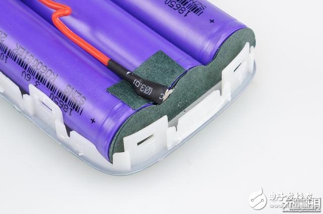 犬年呆萌來襲，摩米士秋田犬MOMAX IP61 9000mAh移動(dòng)電源開箱拆解