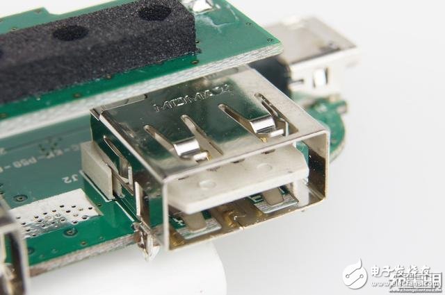 犬年呆萌來襲，摩米士秋田犬MOMAX IP61 9000mAh移動(dòng)電源開箱拆解