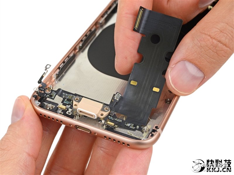 iPhone 8完全拆解：罕見2GB內存造就奇跡！