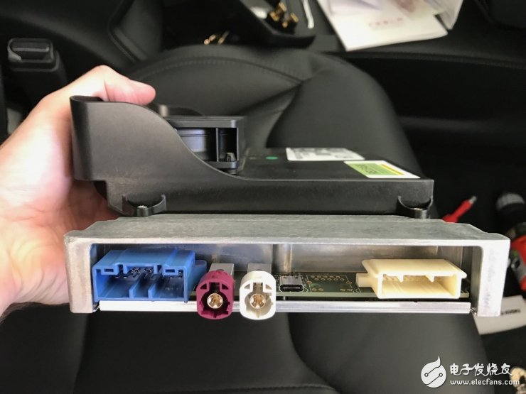 特斯拉Autopilot2.0計(jì)算單元全拆解，英偉達(dá)PX 2到底長(zhǎng)什么樣？